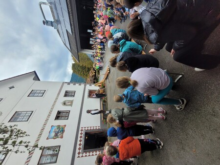 Prireditev DEKD pri Juvanovi hiši